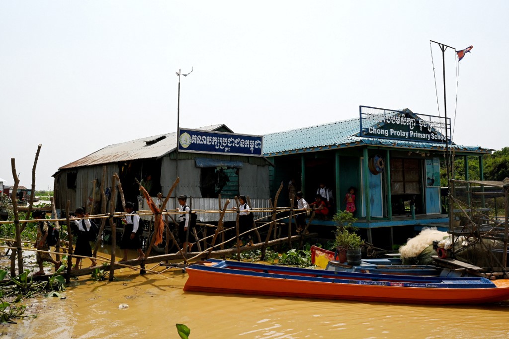 'Floating toilets' help Cambodia's lakedwelling poor • PhilSTAR Life